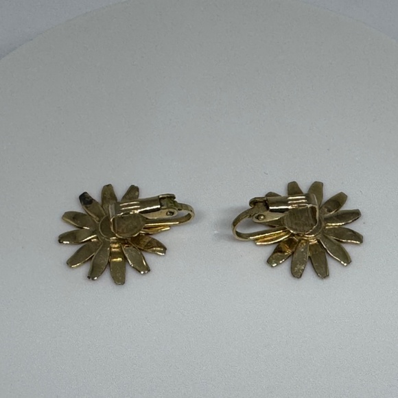 Vintage Clip Daisy Earrings - Picture 2 of 3